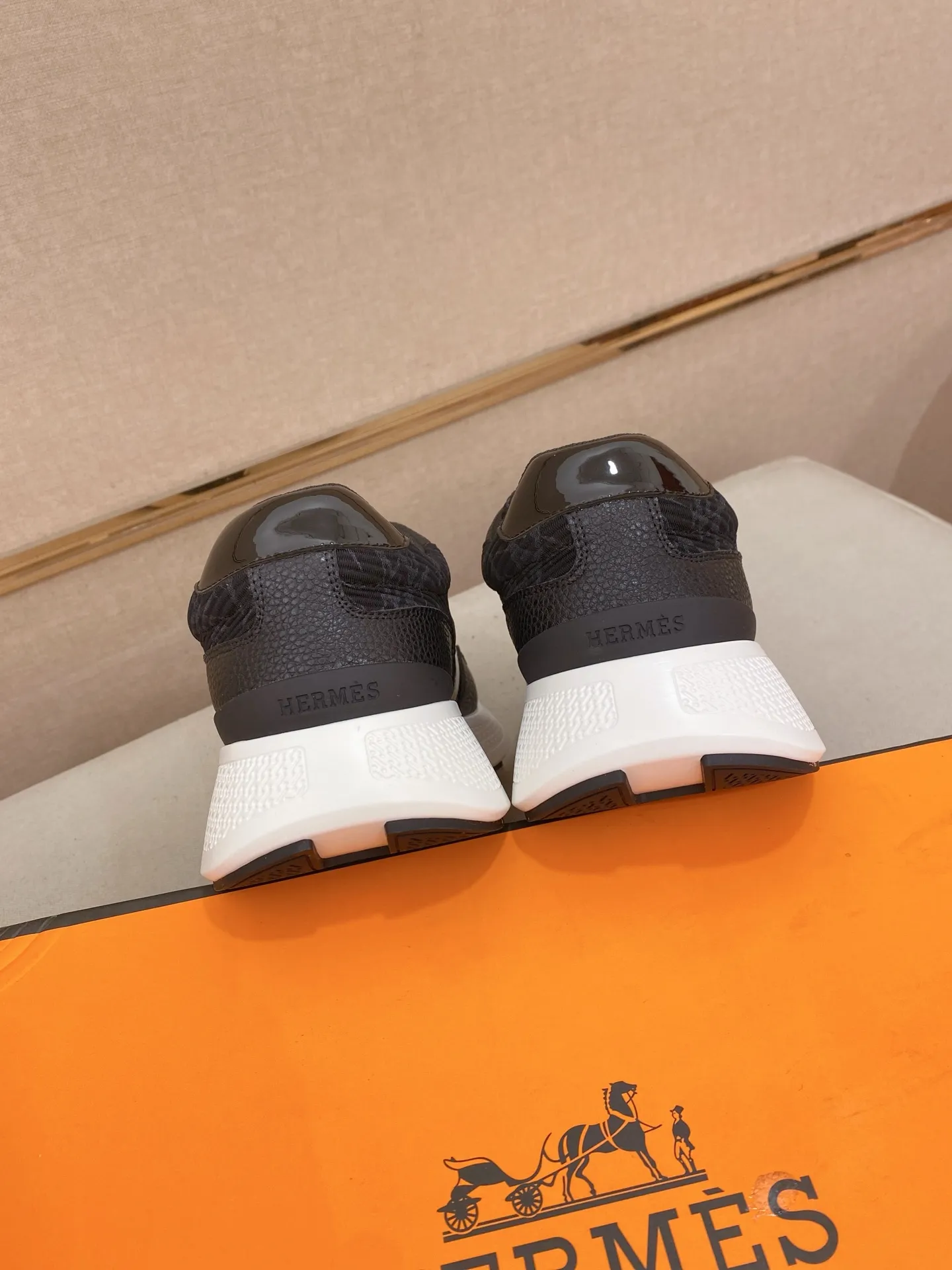Factory price: 560💰《HERMES》【Classic Original Version】Hermès; Top 🔝 Purchasing Agency 🔍🔍Men's latest 🇺🇸 counters are on sale simultaneously, imported from Italy original ▲▲cowhide ▲▲ (high-end, nobility, class) ) Exquisite workmanship (Italian 🇮🇹 imported water-dyed 🐂 cowhide lining) sole: original sole provided by the original factory, ⚠️exclusive double-layer activity·TPR·rubber·combined molded outsole; super comfortable·wear-resistant·non-slip·environmental protection The real thing is more beautiful if you take the real thing (high quality, follow the order). You can enter and exit the counter at will * Number of yards: 38-44 (45 can be customized and cannot be returned or exchanged)